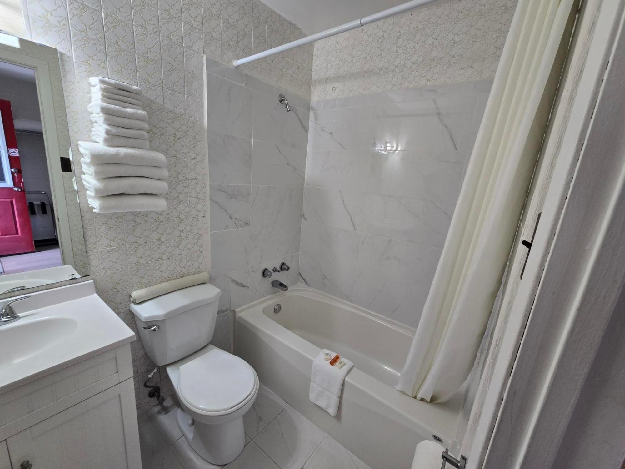 Top Notch Motel Уайъртън Екстериор снимка