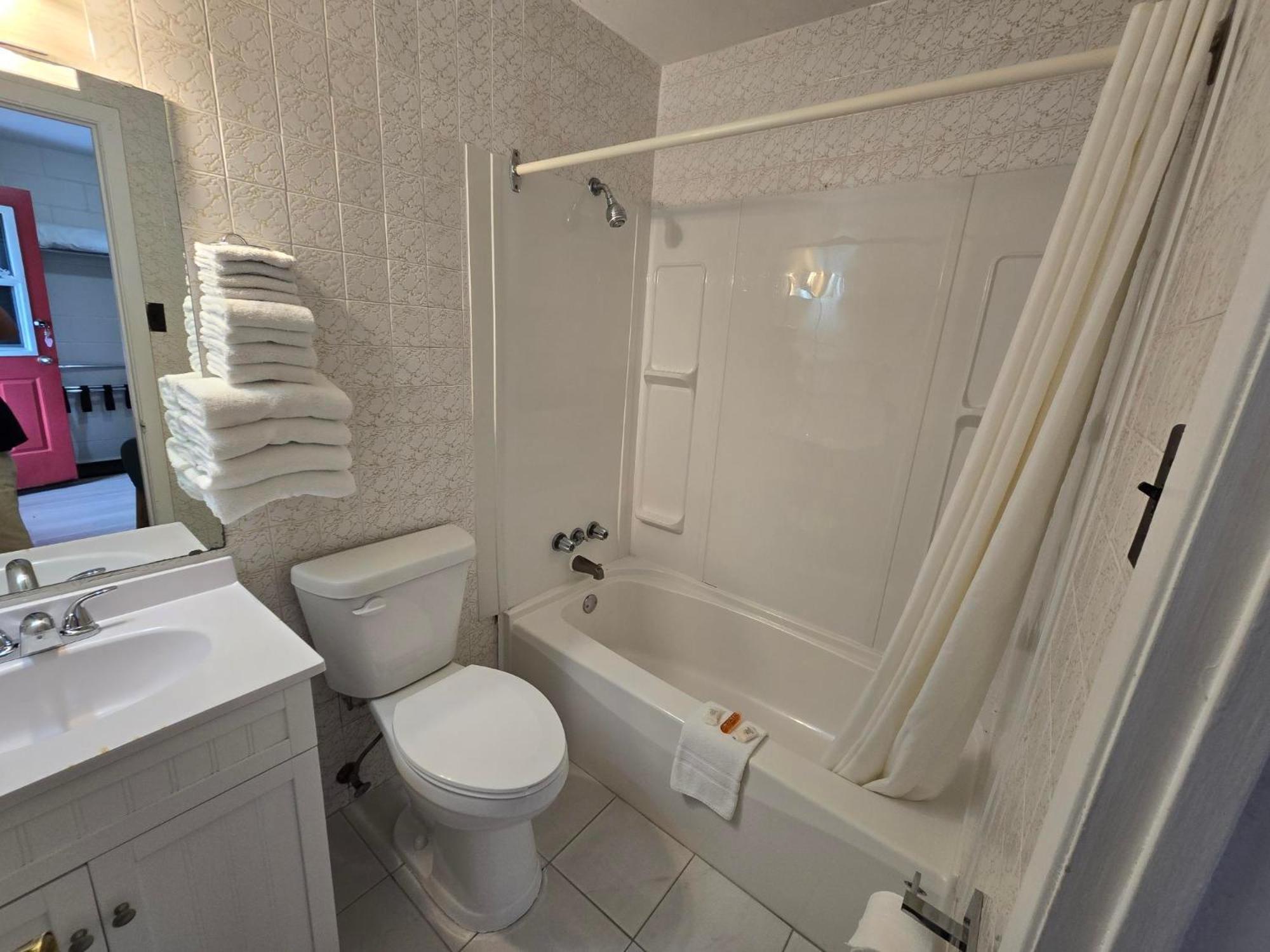 Top Notch Motel Уайъртън Екстериор снимка